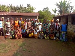 Mamans de la localité de Tuseswa à Mwenga bénéficiaires d'un appui pour l'élevage des poisons Tilapia, financement de Eu Can Aid Bruxelles